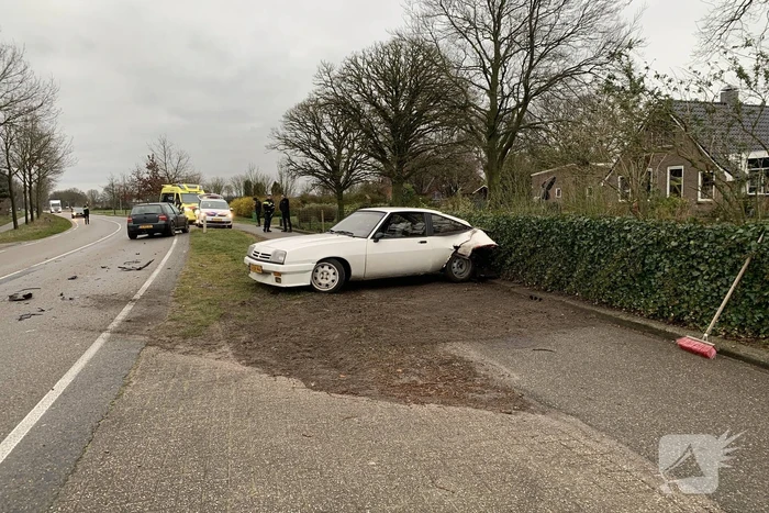 Auto botst op afslaande auto