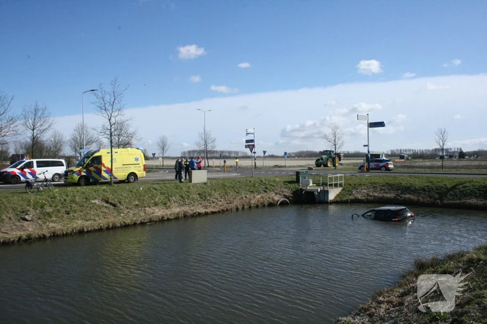 Auto rijdt het water in