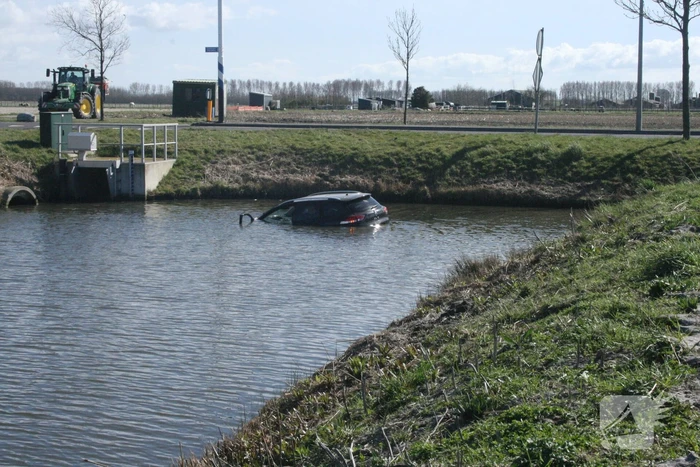 Auto rijdt het water in