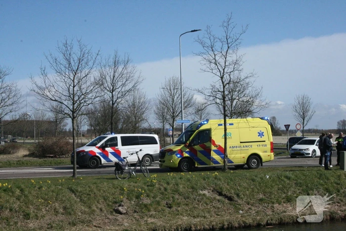 Auto rijdt het water in
