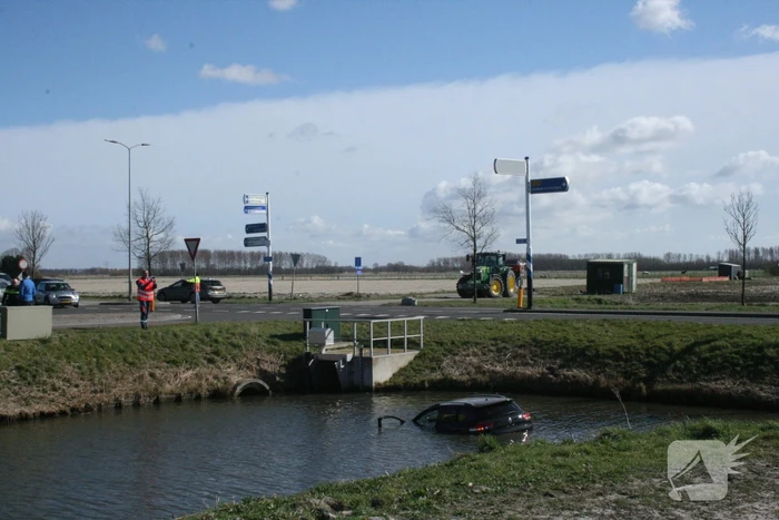 Auto rijdt het water in
