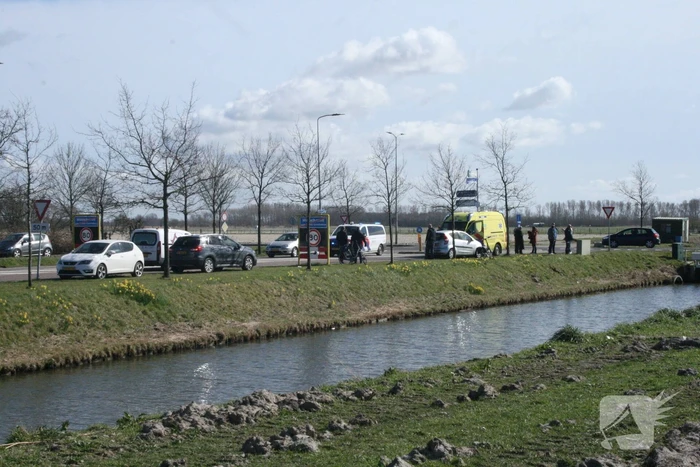 Auto rijdt het water in