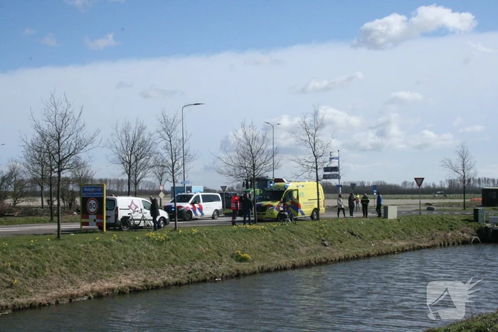 Auto rijdt het water in