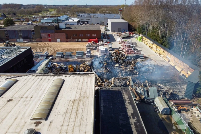 Day After: Zeer grote brand terrein Bouwmarkt Baarn
