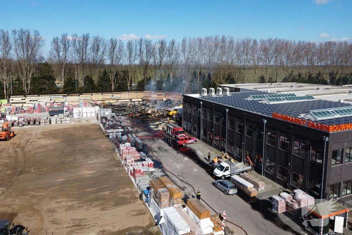 Day After: Zeer grote brand terrein Bouwmarkt Baarn