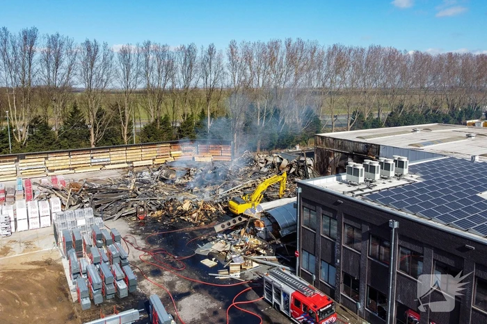 Day After: Zeer grote brand terrein Bouwmarkt Baarn