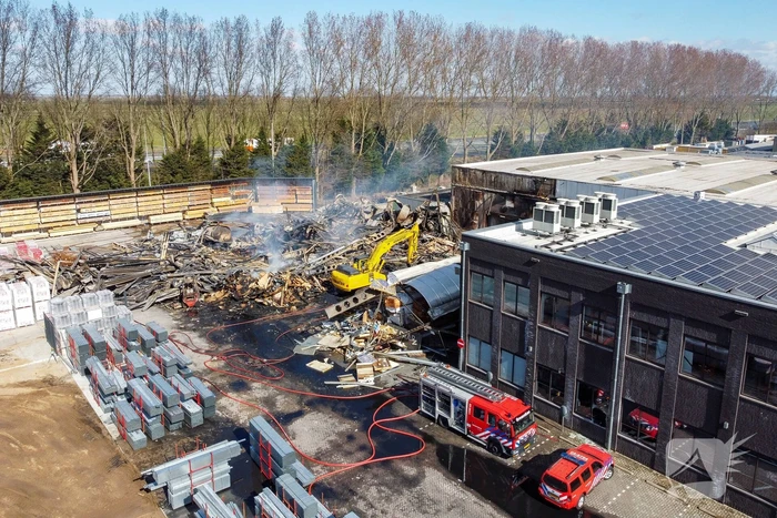 Day After: Zeer grote brand terrein Bouwmarkt Baarn
