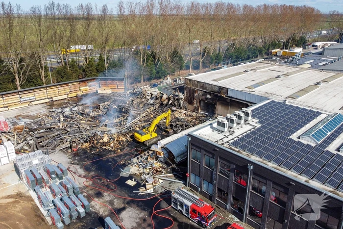 Day After: Zeer grote brand terrein Bouwmarkt Baarn