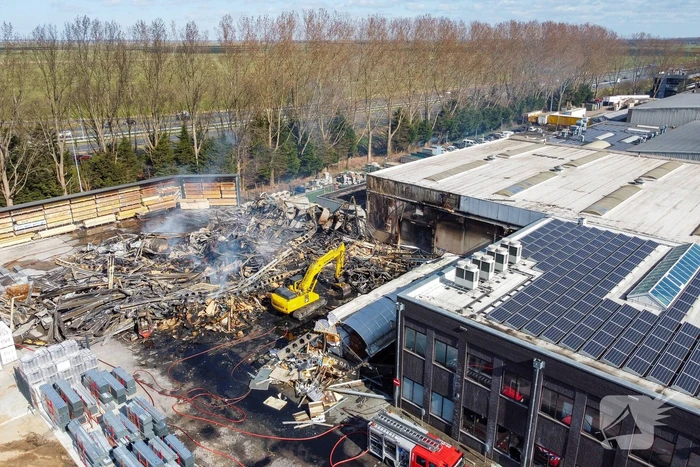 Day After: Zeer grote brand terrein Bouwmarkt Baarn
