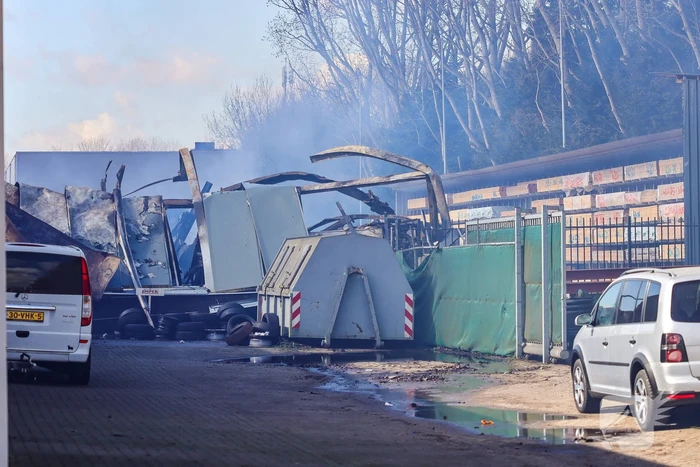Day After: Zeer grote brand terrein Bouwmarkt Baarn