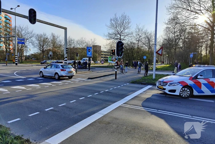 Fietser gewond bij aanrijding, politie houdt automobilist aan
