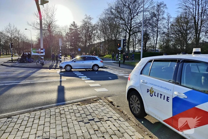 Fietser gewond bij aanrijding, politie houdt automobilist aan