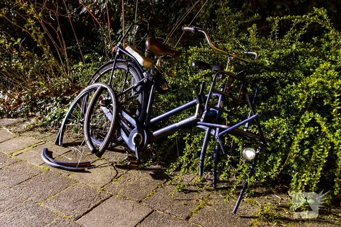 Kind bekneld in spaken van fiets