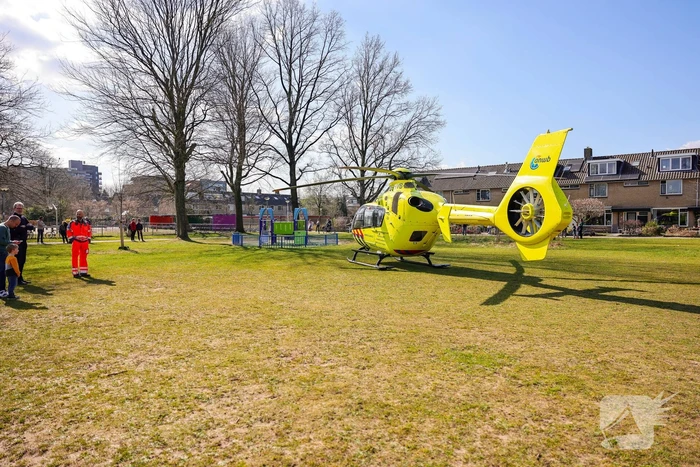 Landing traumahelikopter in Schothorst trekt veel bekijks