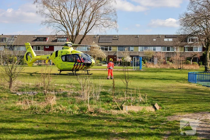 Landing traumahelikopter in Schothorst trekt veel bekijks