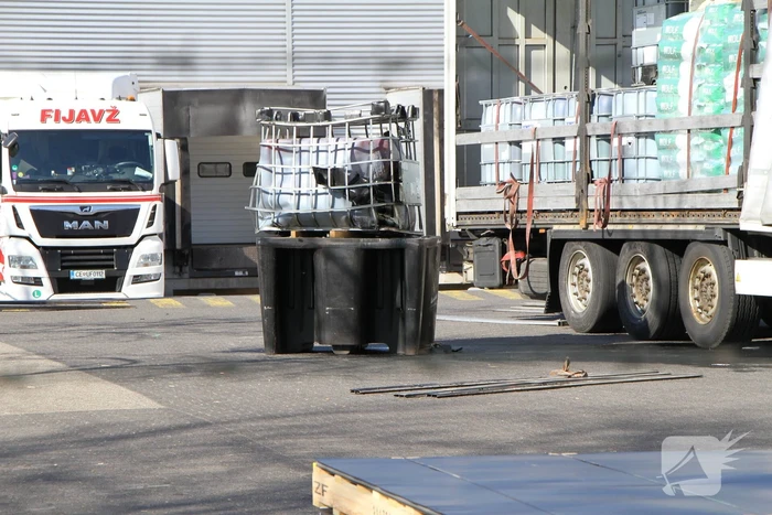 IBC-container met bijtende vloeistof lekgeraakt