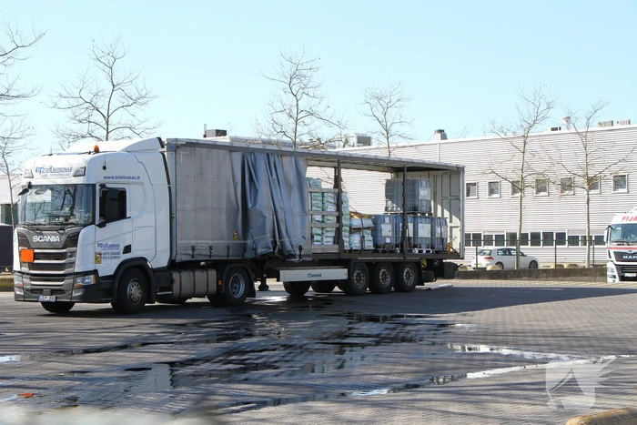 IBC-container met bijtende vloeistof lekgeraakt