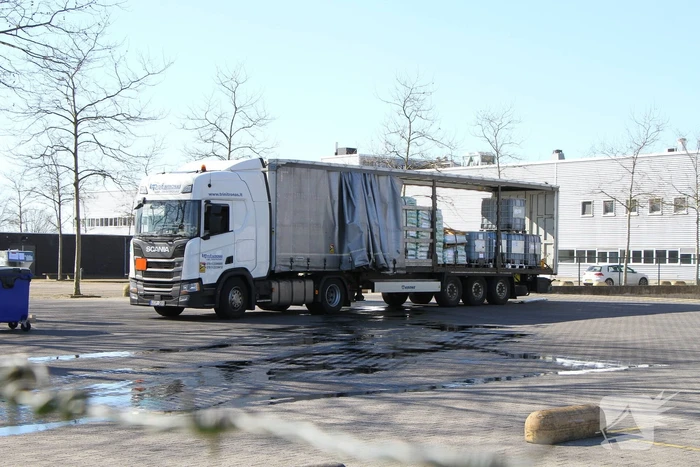IBC-container met bijtende vloeistof lekgeraakt
