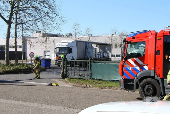IBC-container met bijtende vloeistof lekgeraakt