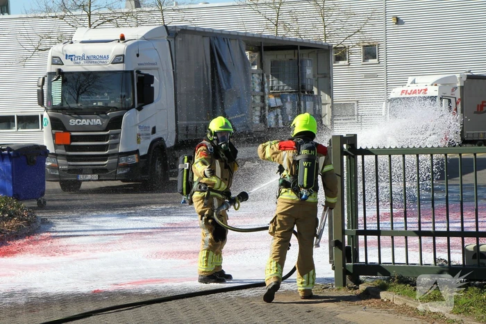 IBC-container met bijtende vloeistof lekgeraakt
