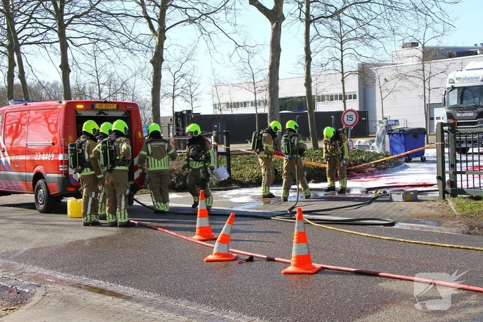IBC-container met bijtende vloeistof lekgeraakt
