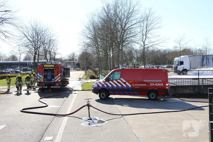 IBC-container met bijtende vloeistof lekgeraakt
