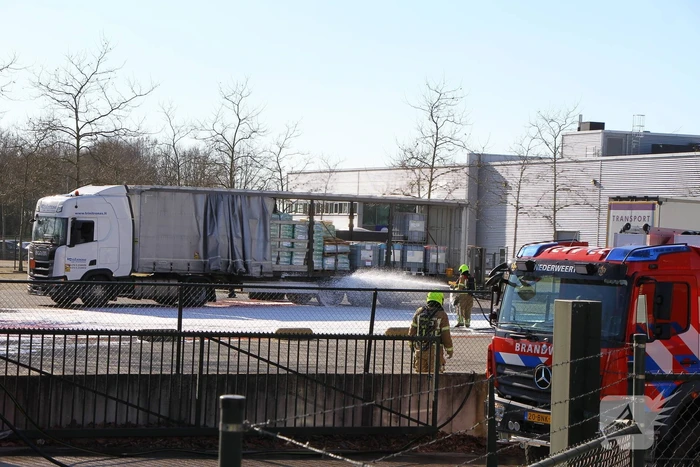 IBC-container met bijtende vloeistof lekgeraakt