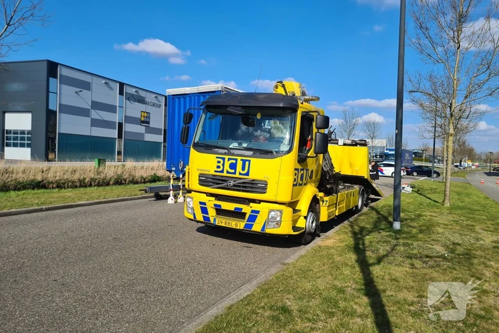 Auto botst op trailer van vrachtwagen