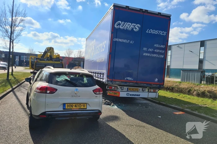 Auto botst op trailer van vrachtwagen