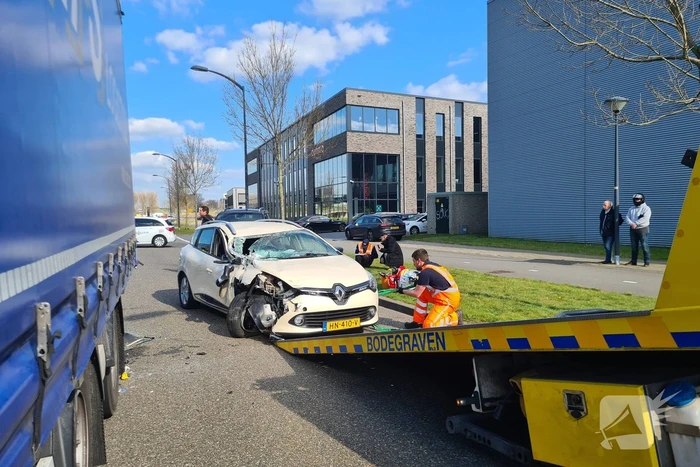 Auto botst op trailer van vrachtwagen