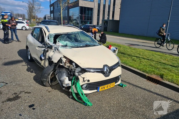 Auto botst op trailer van vrachtwagen