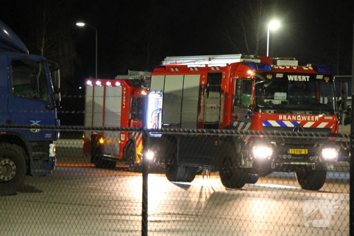 Vat met mogelijk gevaarlijk stof valt om bij transportbedrijf
