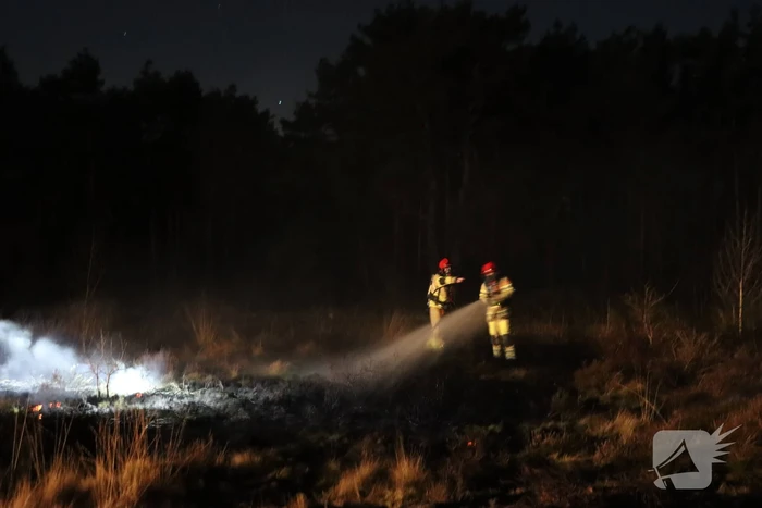 Brandweer blust brand op heide