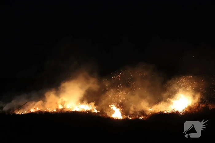 Brandweer blust brand op heide