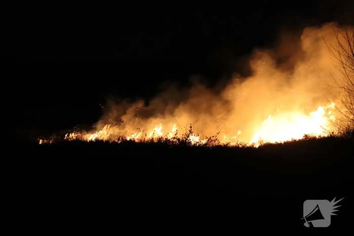 Brandweer blust brand op heide