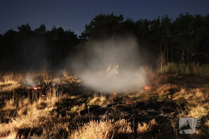 Brandweer blust brand op heide