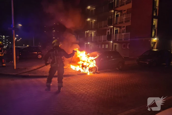 Meerdere voertuigen getroffen bij autobranden