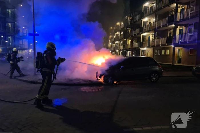 Meerdere voertuigen getroffen bij autobranden