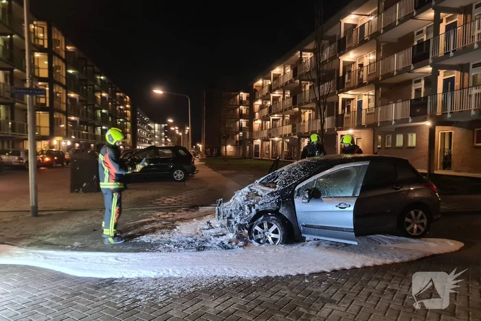 Meerdere voertuigen getroffen bij autobranden