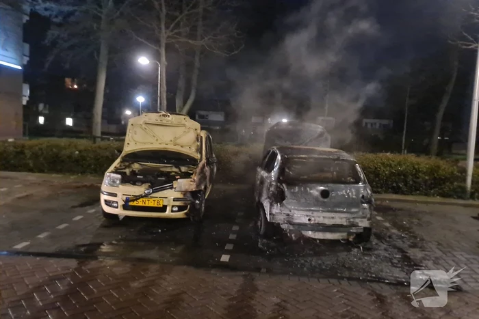 Meerdere voertuigen getroffen bij autobranden