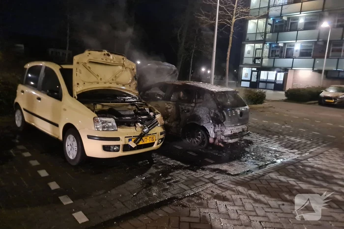 Meerdere voertuigen getroffen bij autobranden