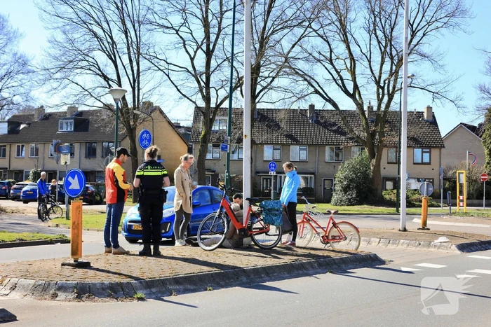 E-bikester aangereden bij het oversteken