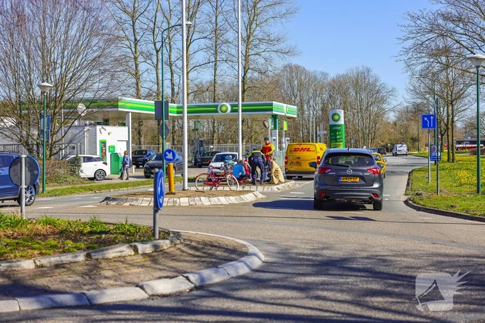E-bikester aangereden bij het oversteken