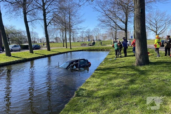 Persoon aangehouden na te water raken met auto