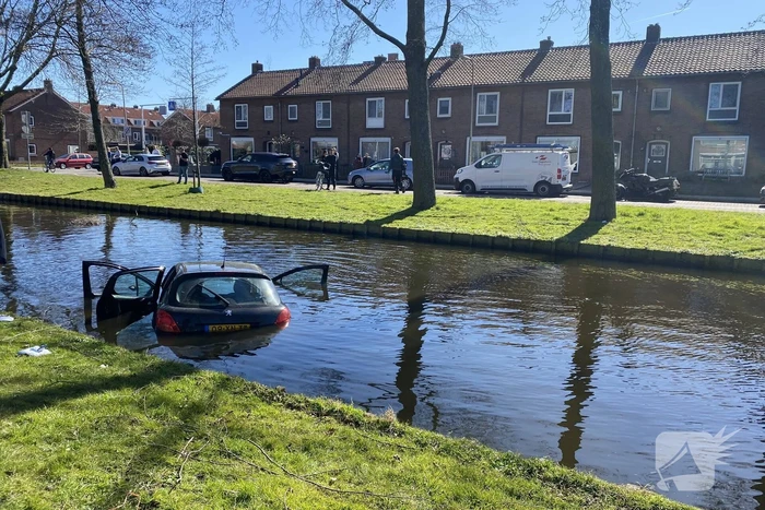 Persoon aangehouden na te water raken met auto