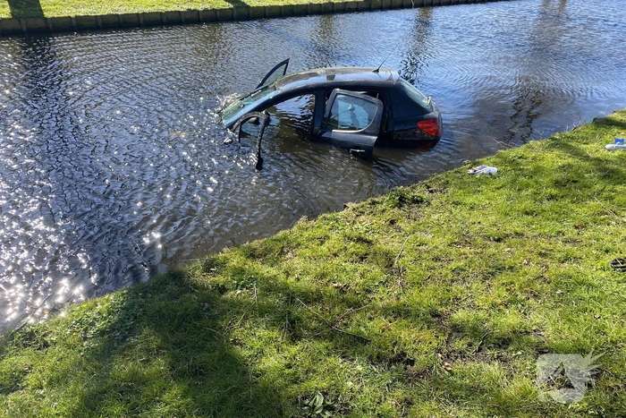 Persoon aangehouden na te water raken met auto