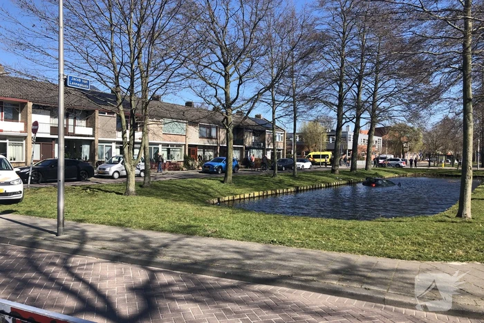 Persoon aangehouden na te water raken met auto