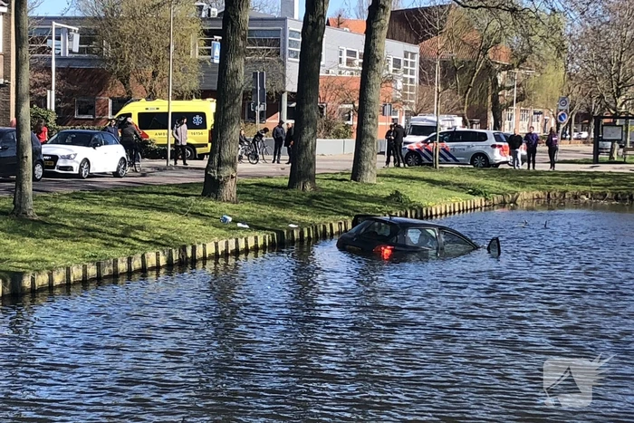 Persoon aangehouden na te water raken met auto