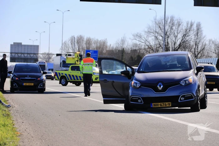 Auto krijgt klapband en ramt medeweggebruiker