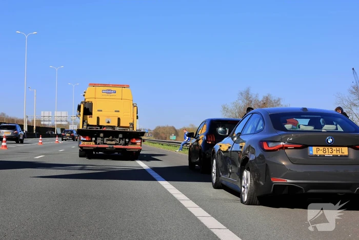 Auto krijgt klapband en ramt medeweggebruiker